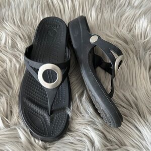 Crocs Black Wedge Heel Flip Flop Sandal Silver Metal Ring 7